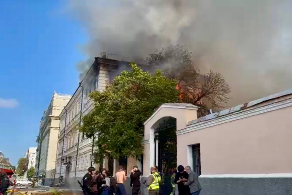 У центрі Києва влучання в будівлю Національної академії наук: здійнявся чорний дим