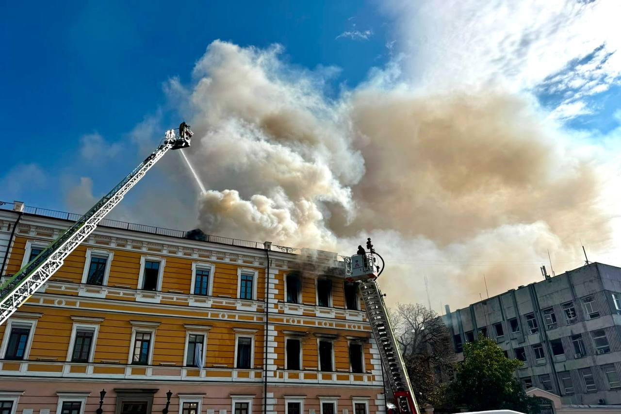 Дрон влучив у будівлю НАН у центрі Києва: є загиблі, людей рятували через вікна