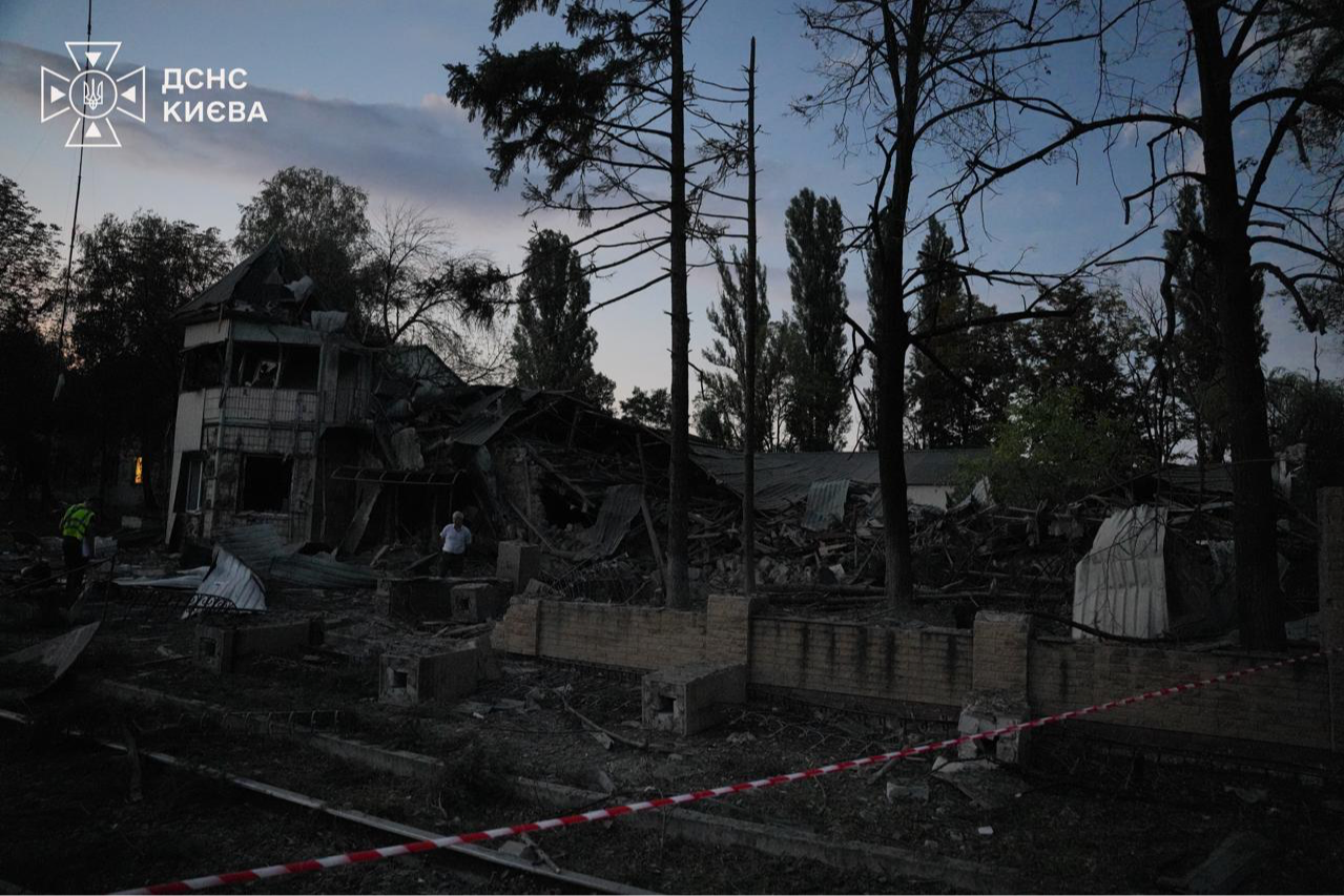 Росія вдарила балістикою по депо «Укрзалізниці» у Києві: семеро загиблих