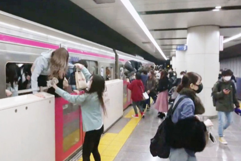 У метро Токіо чоловік із ножем напав на пасажирів і підпалив вагон (відео)