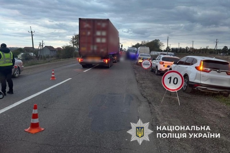 На Одещині вантажівка наїхала на двох військових на блокпості: вони загинули