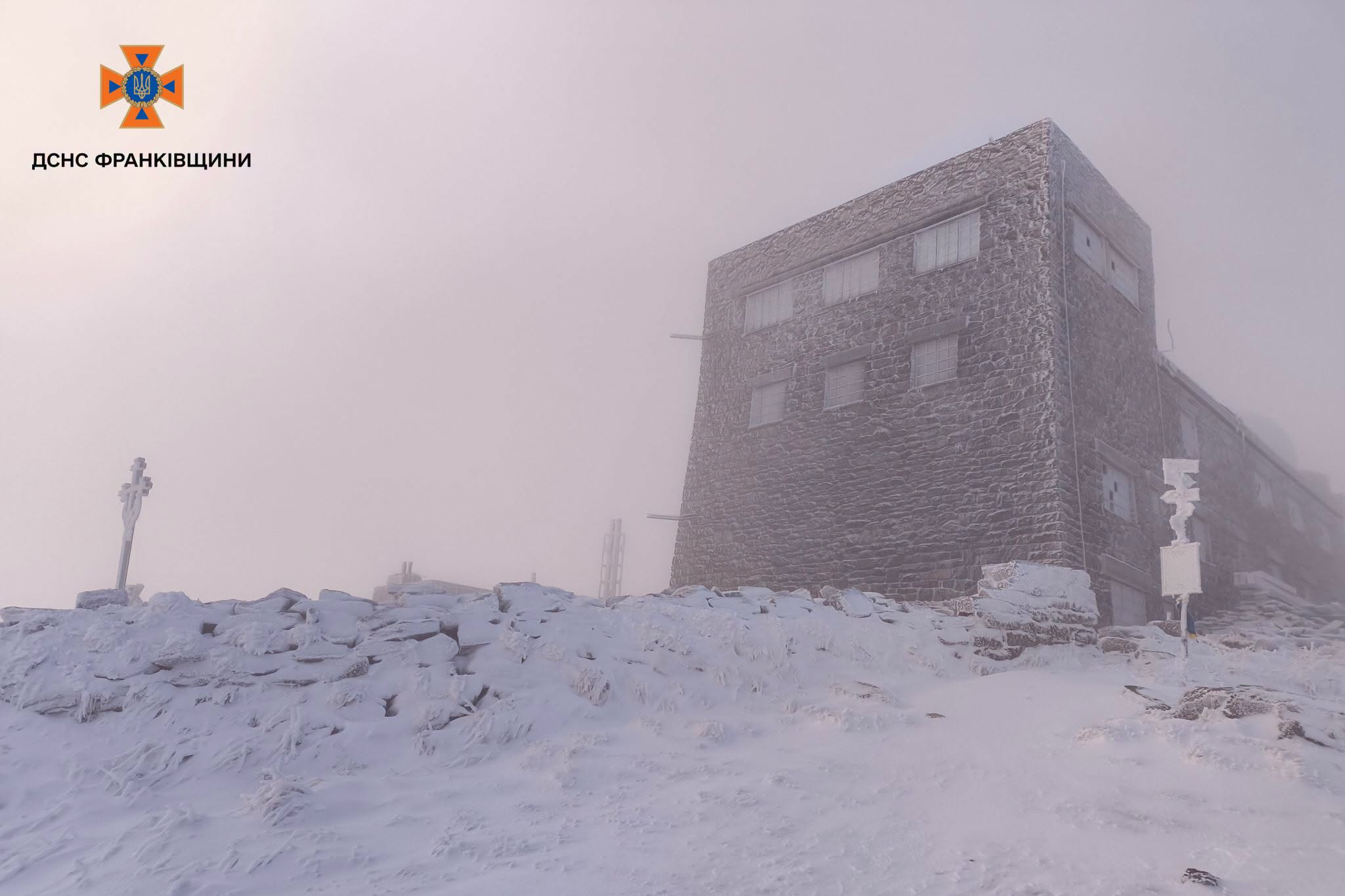 Карпати засніжило: на Піп Івані −5 °C — рятувальники допомогли чотирьом туристам