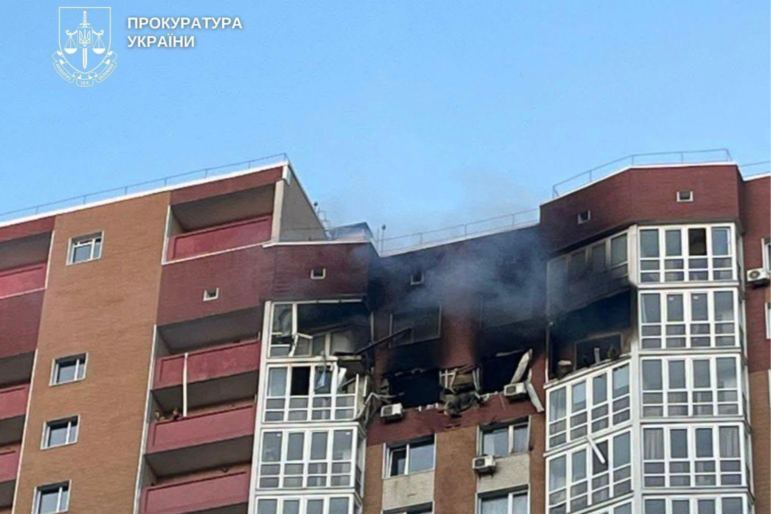 Російський дрон влучив у 25-поверхівку в Києві: одна людина загинула, є постраждалі