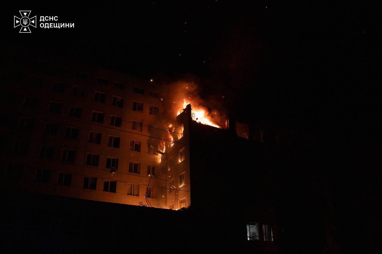 У Києві після нічної атаки горіли будинок і склад, на Миколаївщині загинув чоловік