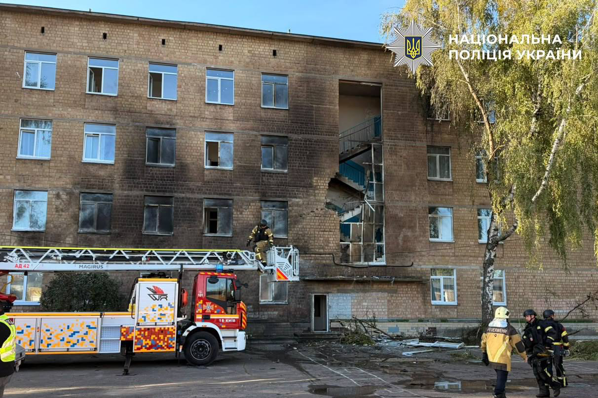 Російський дрон влучив у школу в Києві: спалахнула пожежа