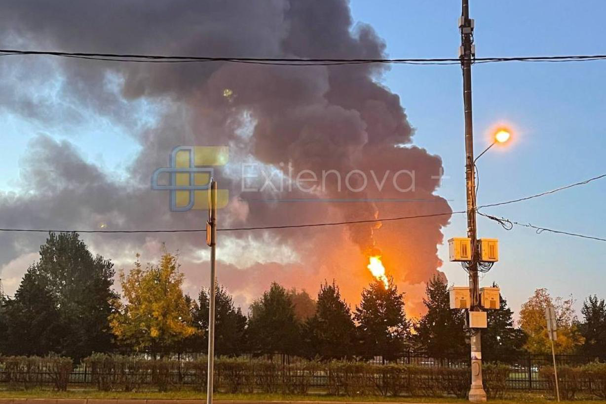 Масована атака дронів на Москву: горить найбільша нафтобаза регіону, аеропорти зупиняли роботу (відео)