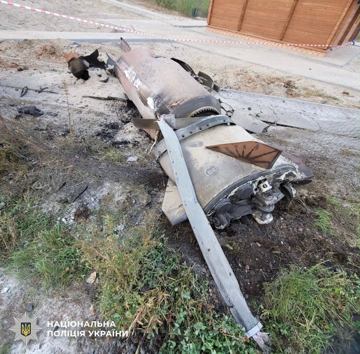 У Києві між житловими будинками знайшли балістичну ракету, яка не вибухнула (фото)