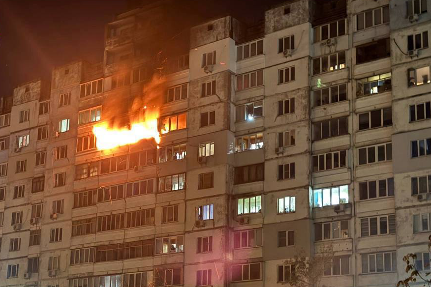 У Києві після атаки горить житлова багатоповерхівка: пожежа на десятому поверсі