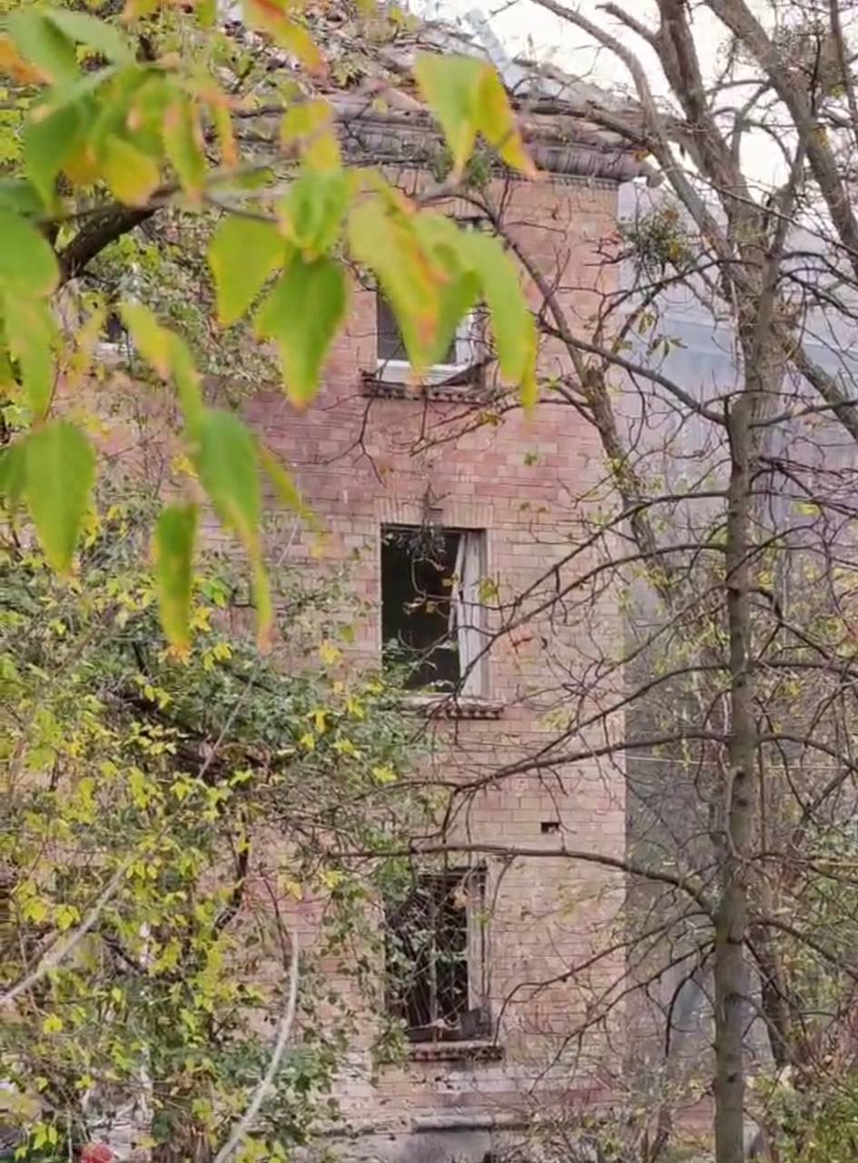 БпЛА впав біля житлового будинку на Печерську: пошкоджено три будинки та палає автівка