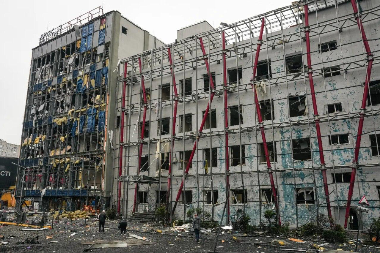 У Києві понівечено Cosmo Multimall: як виглядає ТРЦ після російської атаки (фото)