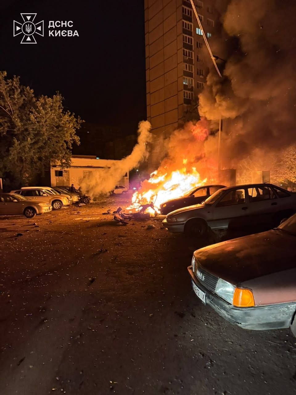 Дрон ударив у 24-поверхівку в Києві: двоє загиблих