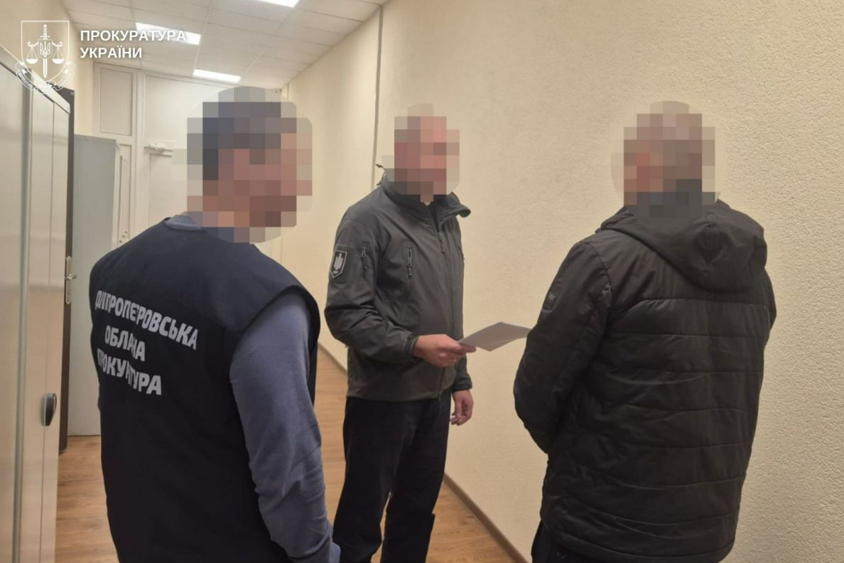 Стріляли й вимагали заощадження родини: трьох поліцейських підозрюють у розбої на понад $68 тис.