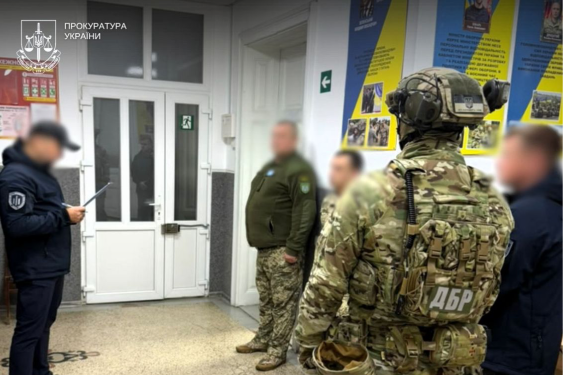 Катування, незаконні затримання та гроші за уникнення мобілізації: на Буковині підозрюють шістьох осіб