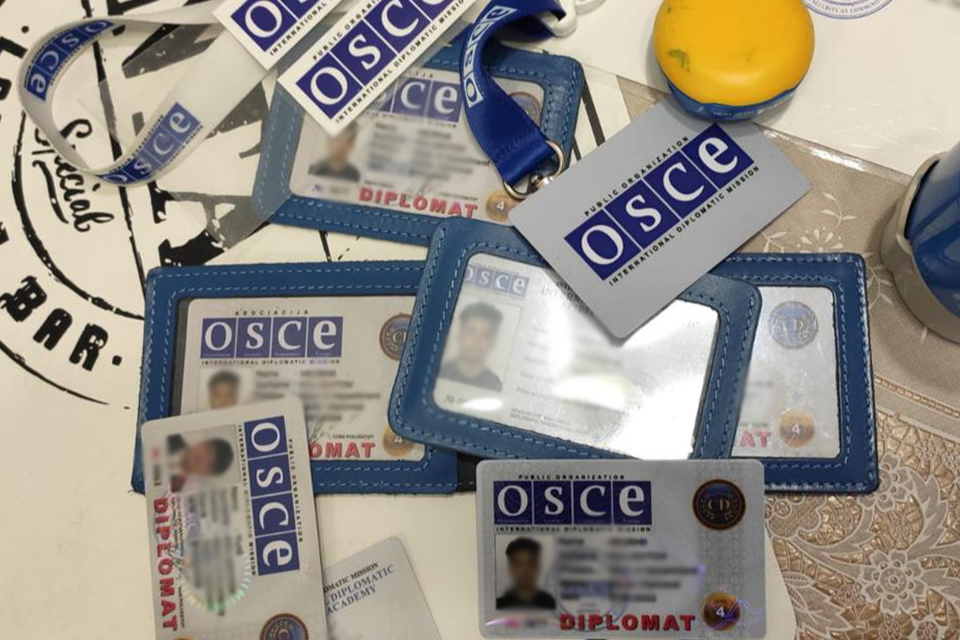 У Києві викрили угруповання, яке продавало фейкові посвідчення ОБСЄ