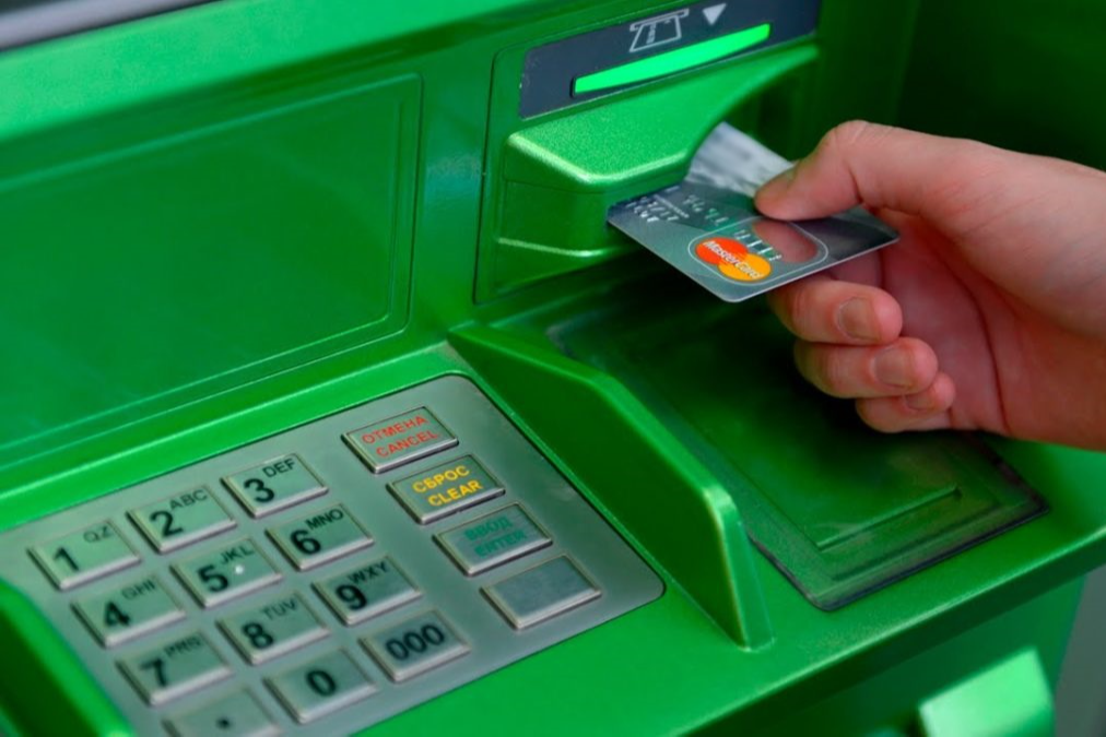 ПриватБанк дозволив знімати у своїх банкомат 20 тис. грн з карток інших банків