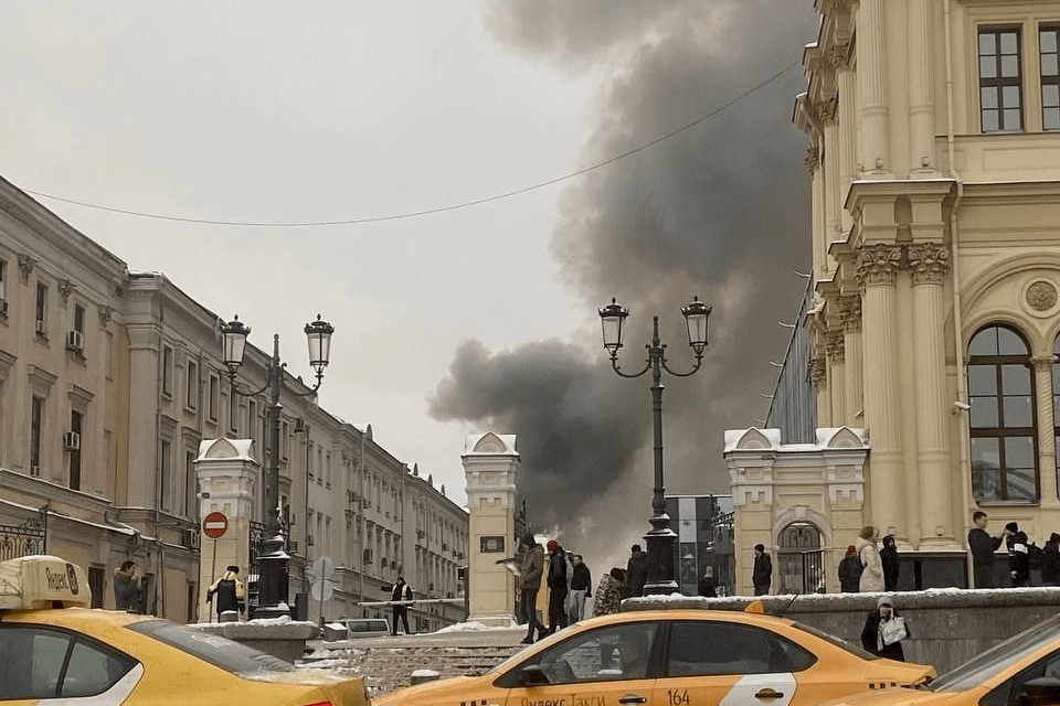 У центрі Москви зайнялася масштабна пожежа: що відомо (фото, відео)