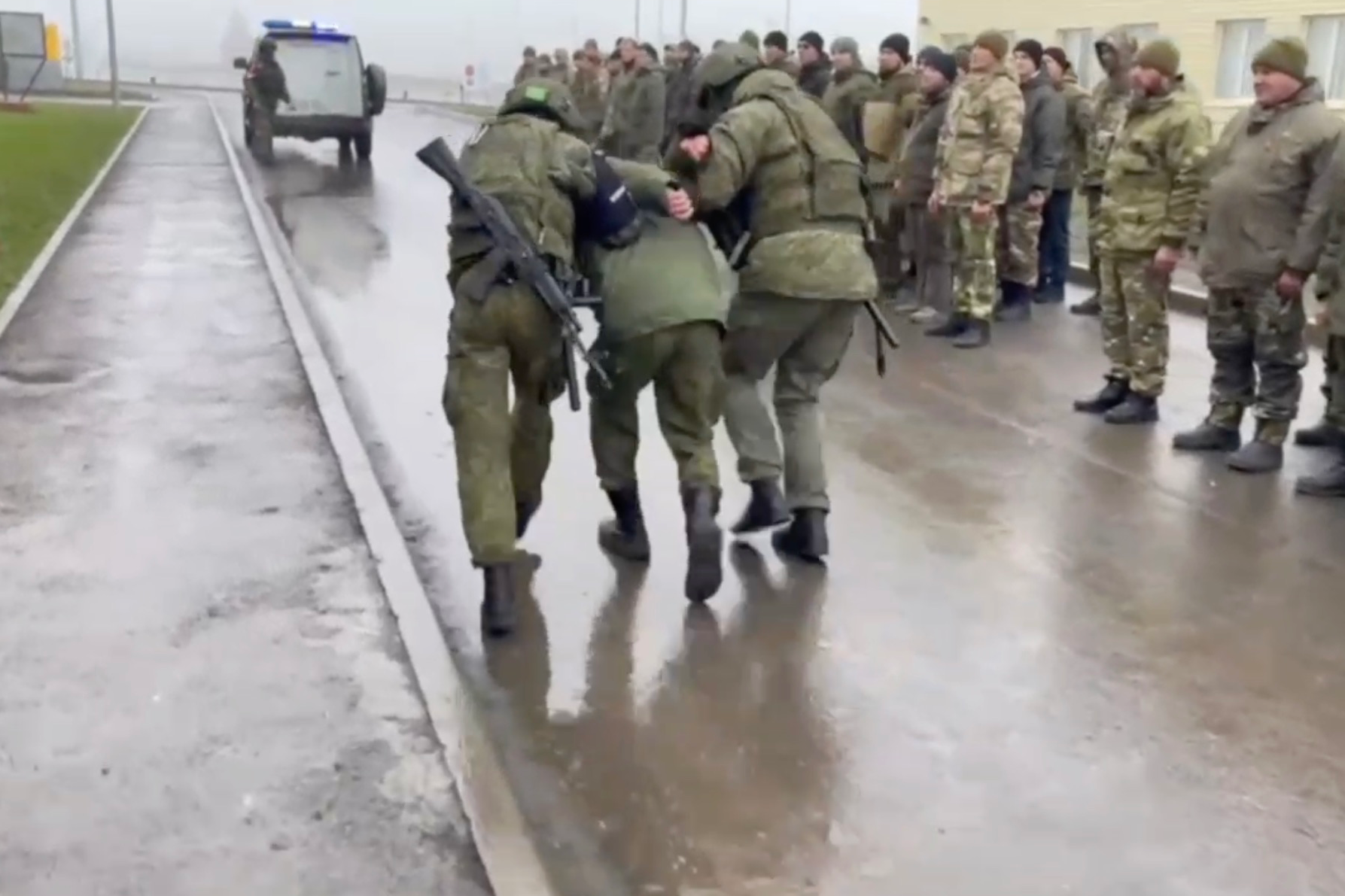 У росії демонстративно затримали двох військових, які не захотіли їхати на війну (відео)