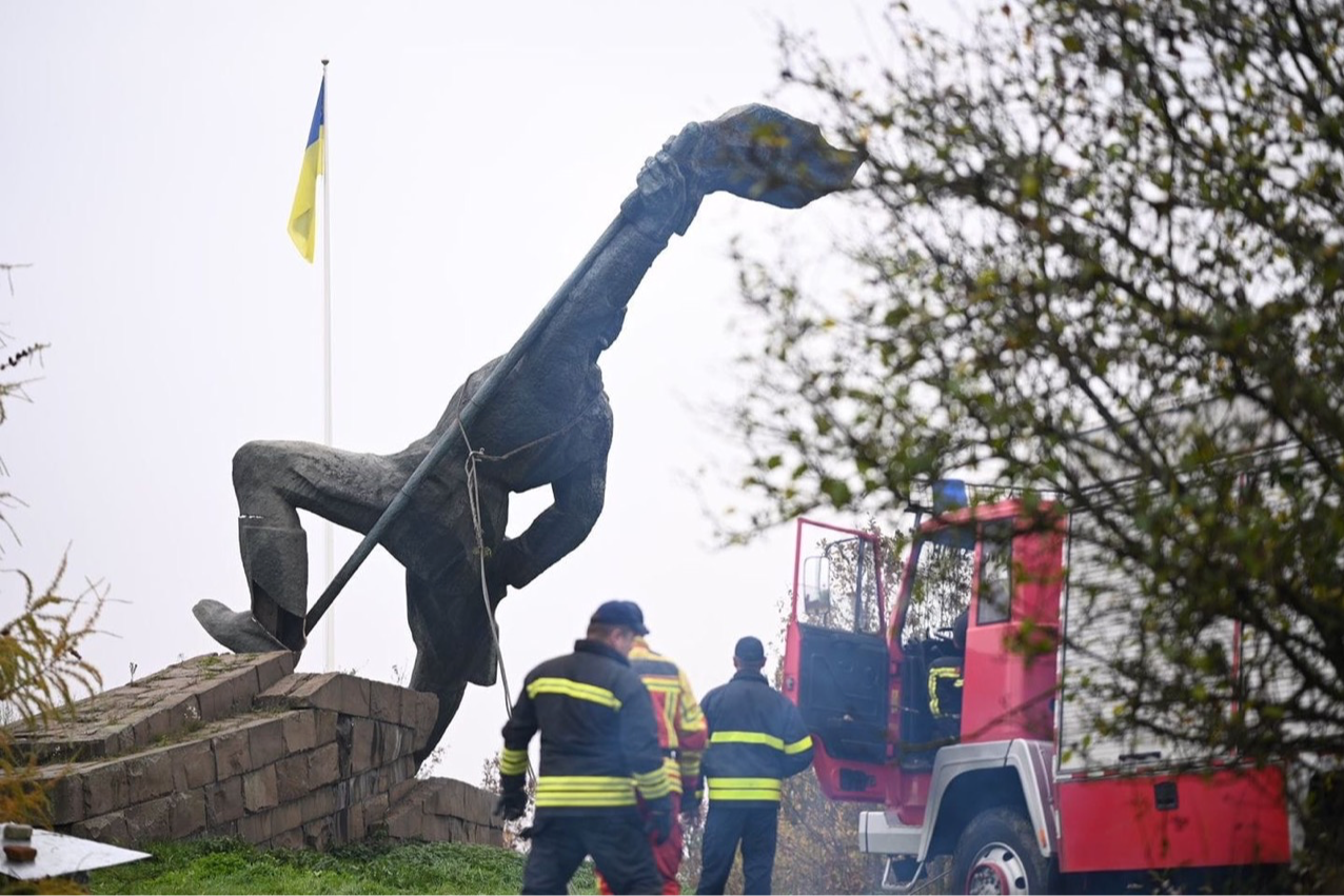 В Ужгороді знесли пам’ятник радянському солдату (фото, відео)