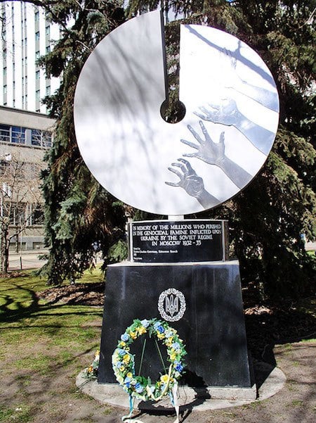 Пам'ятник «Розірване кільце життя» в Едмонтоні