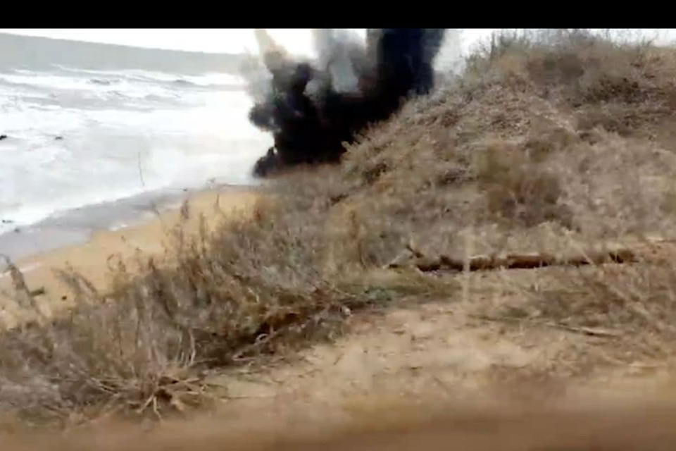 Військові показали, як знищили морську міну біля берегів Одещини (відео)