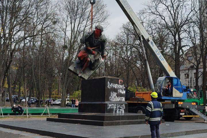 У Києві демонтували пам'ятник російському поетові Пушкіну (відео)