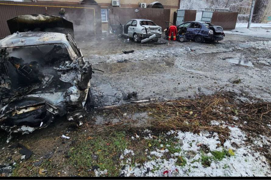 Росіяни обстріляли автостоянку в Херсоні. Загинули два водії (фото)