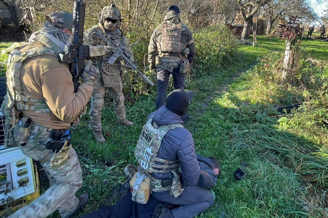 СБУ затримала чоловіків, які намагались продати російську «трофейну» зброю (фото)