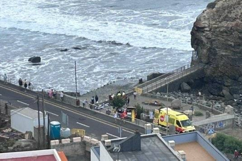 На іспанському Тенерифе потужні хвилі змивали туристів в море — троє людей загинули