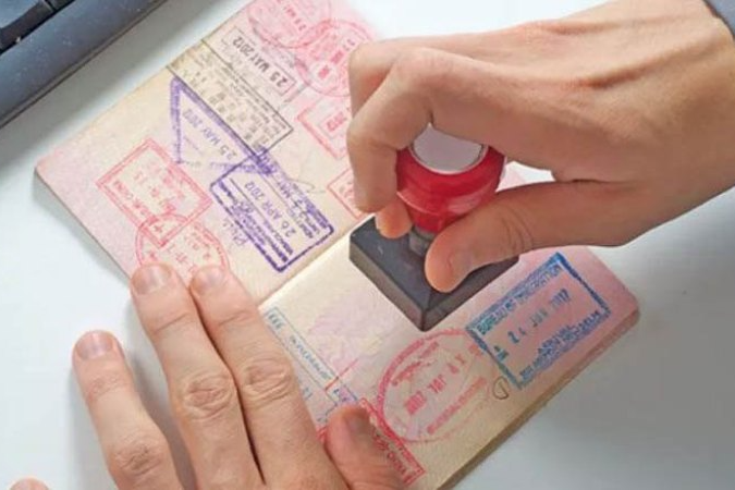 Євросоюз планує посилити візові правила для росіян