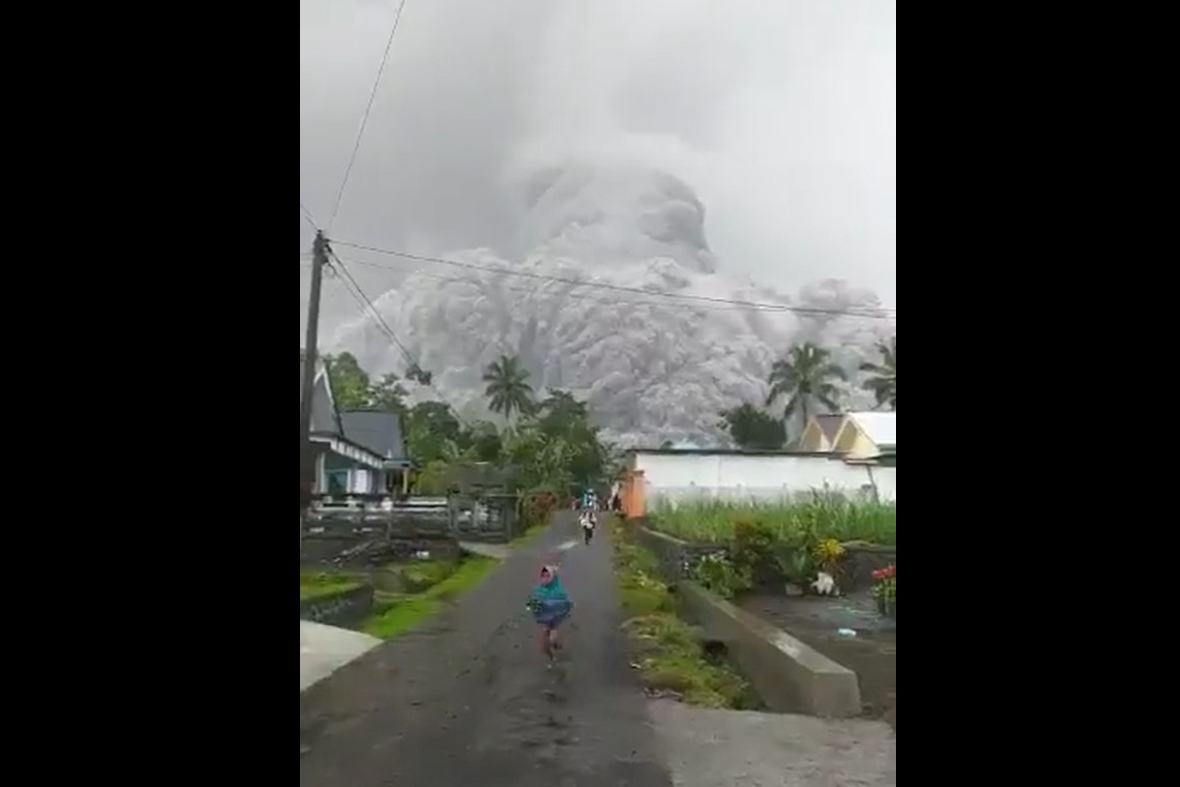 В Індонезії прокинувся вулкан Семеру. Жителі масово тікають (відео)