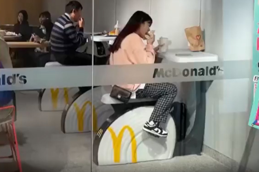 Замість стільця — велотренажер. Так у китайському McDonald’s пропонують заряджати телефон (фото, відео)