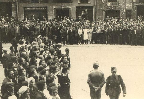 Львів’яни в очікуванні проголошення Акту відновлення Української держави. 30 червня 1941 року