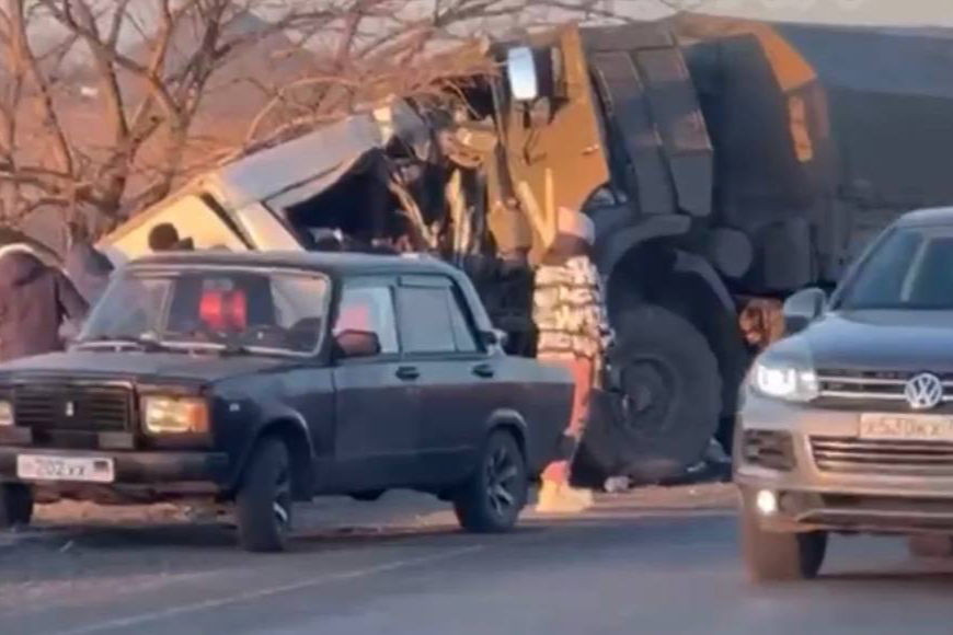 На окупованому Донбасі сталася ДТП з військовими рф: 16 людей загинуло (відео)