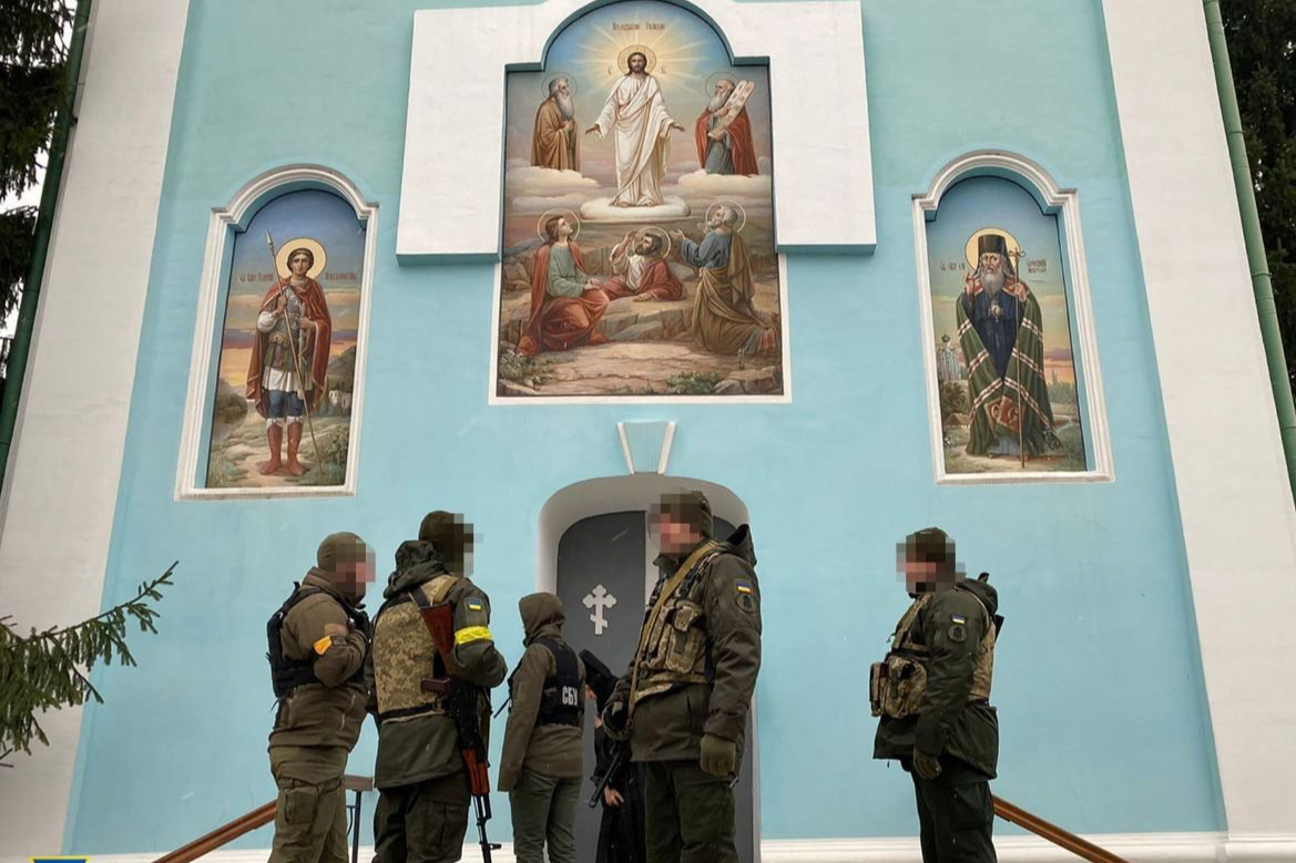 Російські паспорти, прапор «новоросії» та крадені ікони: СБУ показала, що знайшла в храмах УПЦ МП (фото)