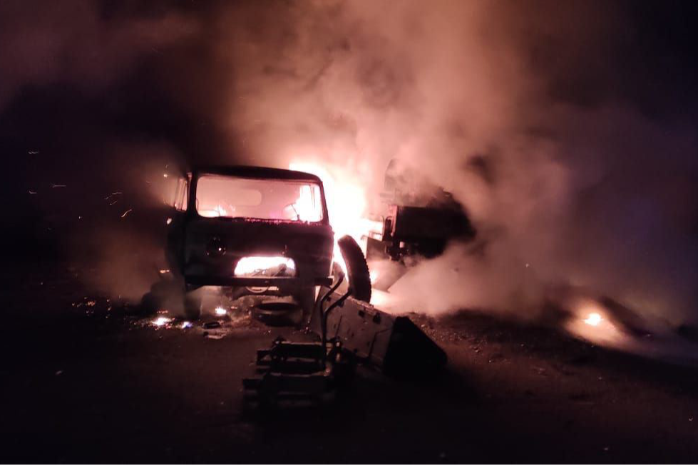 Уночі окупанти атакували Херсон: знищені службові автомобілі енергетиків (фото, відео)