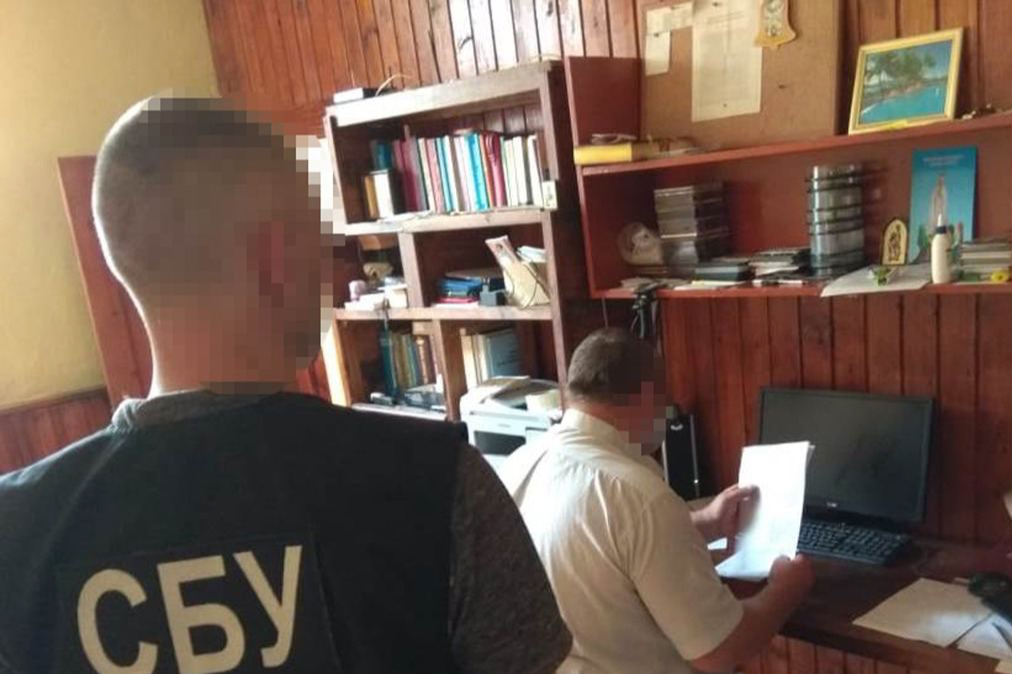 Заперечував злочини окупантів у Бучі: СБУ повідомила про підозру римо-католицькому священнику