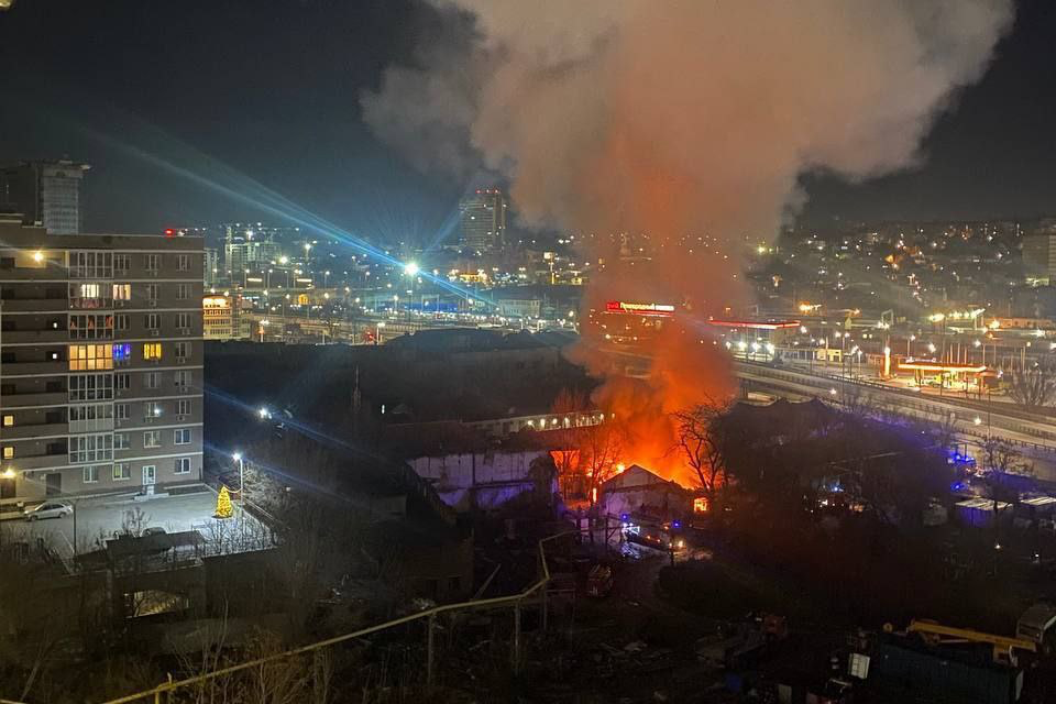 Біля вокзалу у Ростові-на-Дону сталася масштабна пожежа (фото, відео)