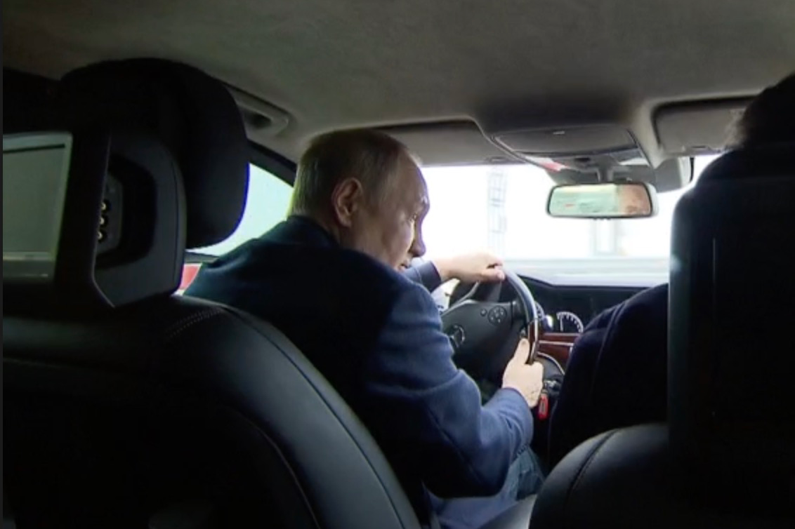 Путін за кермом автомобіля проїхався по Кримському мосту — росЗМІ (відео)