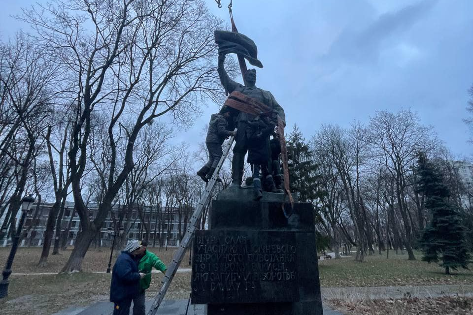У Києві демонтували пам'ятник учасникам більшовицькому заколоту проти УНР (фото)