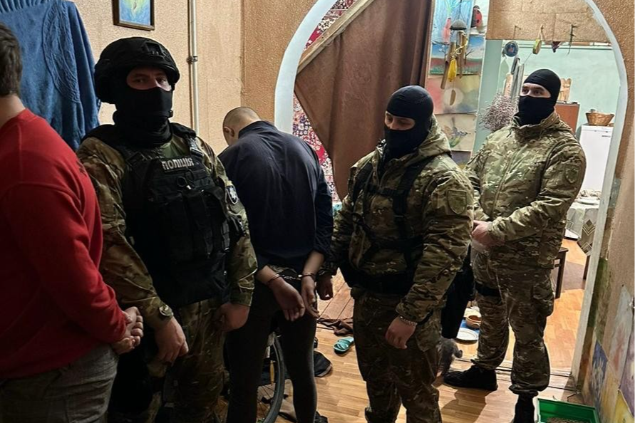 У Дніпрі група підлітків нападала на безпритульних: одну жінку вбили (відео)