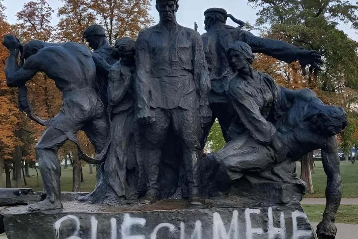 У Києві демонтували пам'ятник радянської доби «Таращанець» (фото)