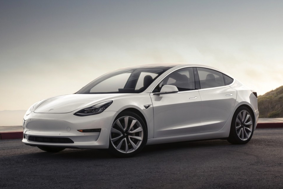 П’яний 23-річний росіянин на Tesla насмерть збив дівчинку на пішохідному переході в Києві